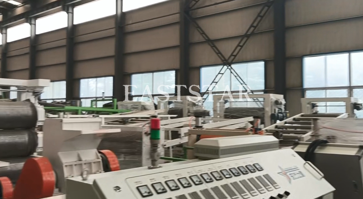 Visita de cliente estrangeiro para colaboração em linha de extrusão de chapa de plástico ABS