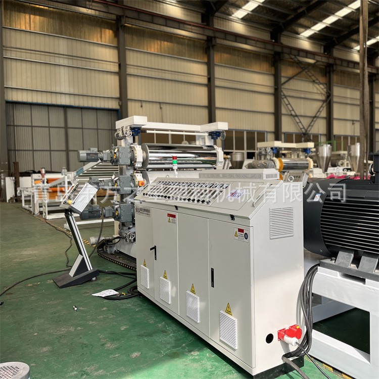 Visitas de clientes para linha de produção de placas com padrão de diamante de PVC para pecuária