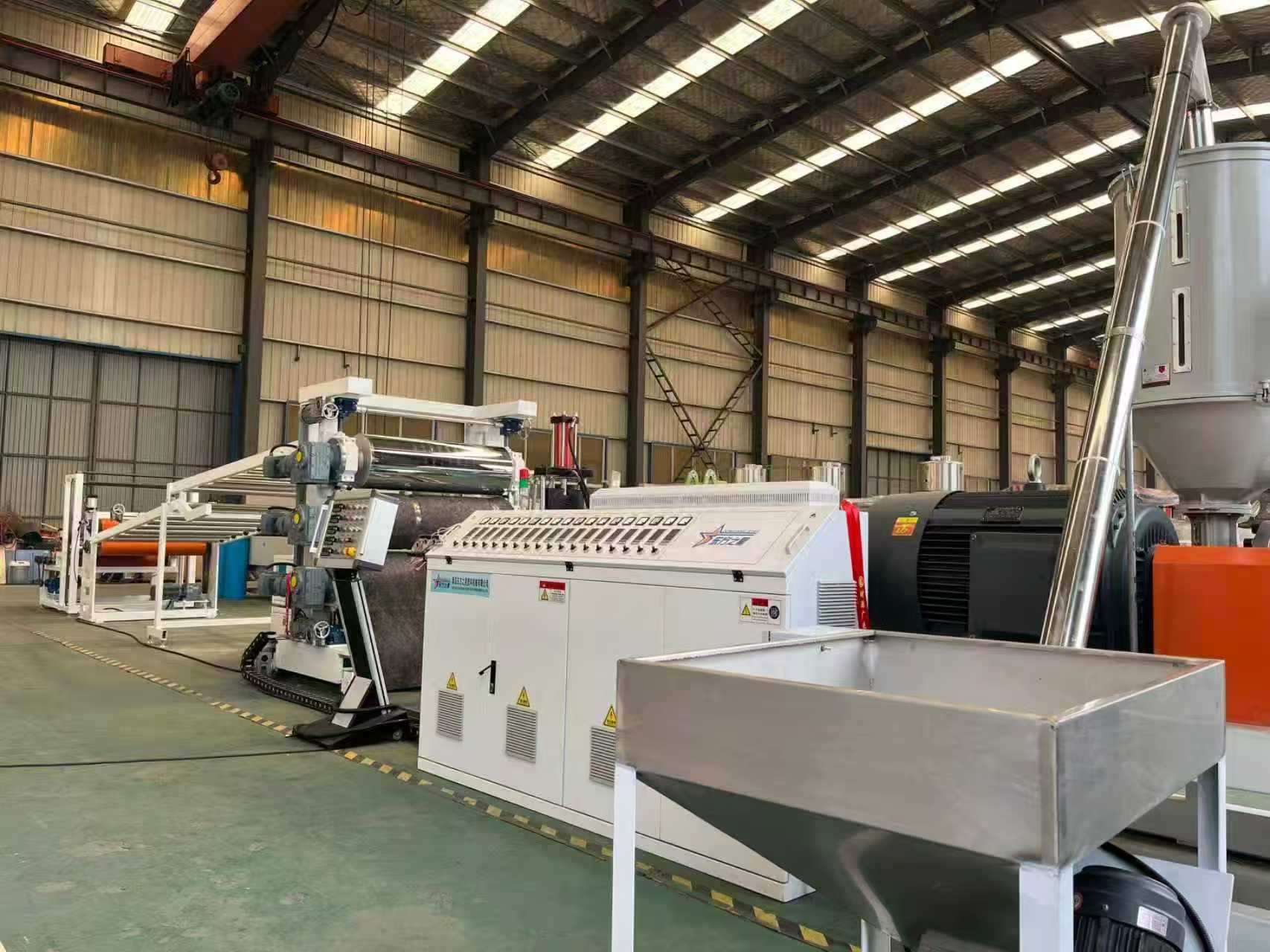 QINGDAO EASTSTAR dá as boas-vindas aos clientes para inspeção de equipamentos de tapete antiderrapante TPE/TPV/TPU/TPR