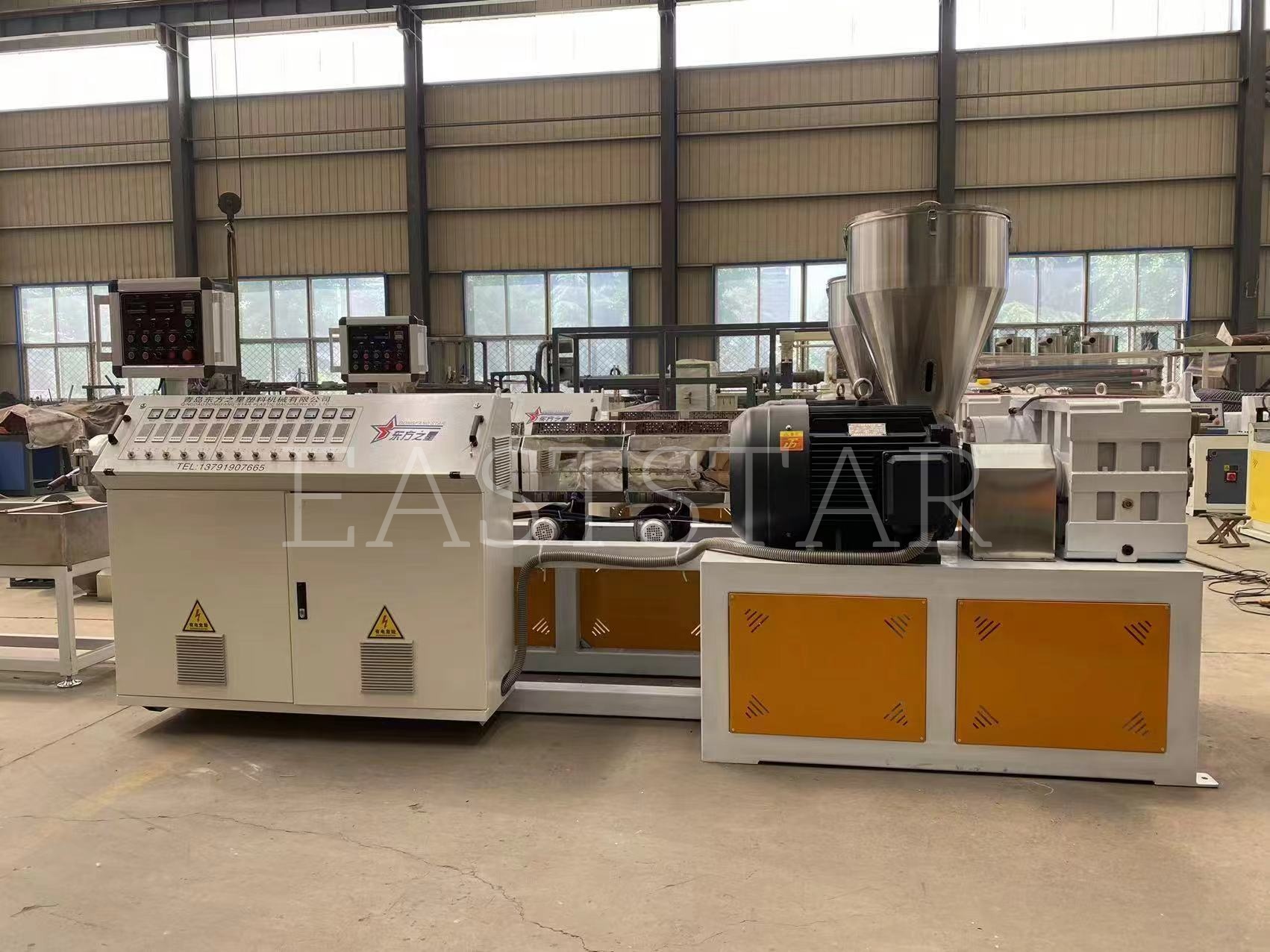 Nossa equipe técnica está conduzindo a montagem de precisão do granulador duplo parafuso paralelo TSSK65 para nosso cliente árabe