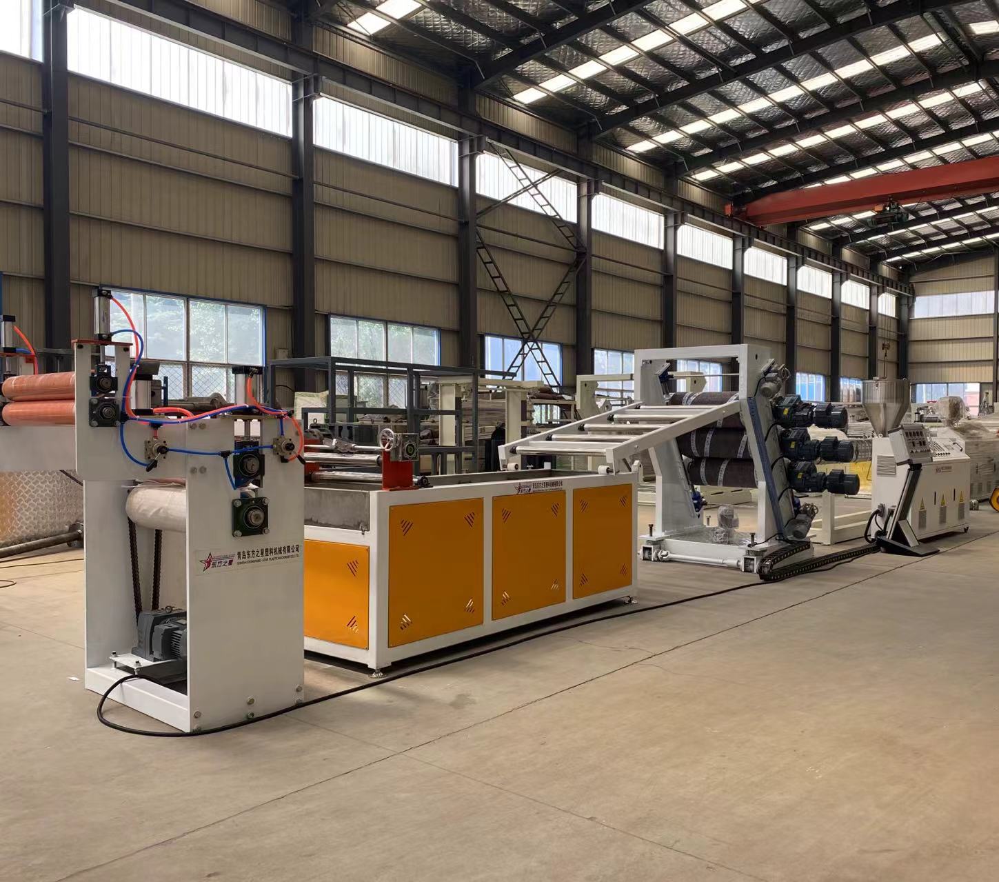 A linha de produção flexível profissional de cortinas de porta em PVC permite a produção eficiente de cortinas de portas industriais