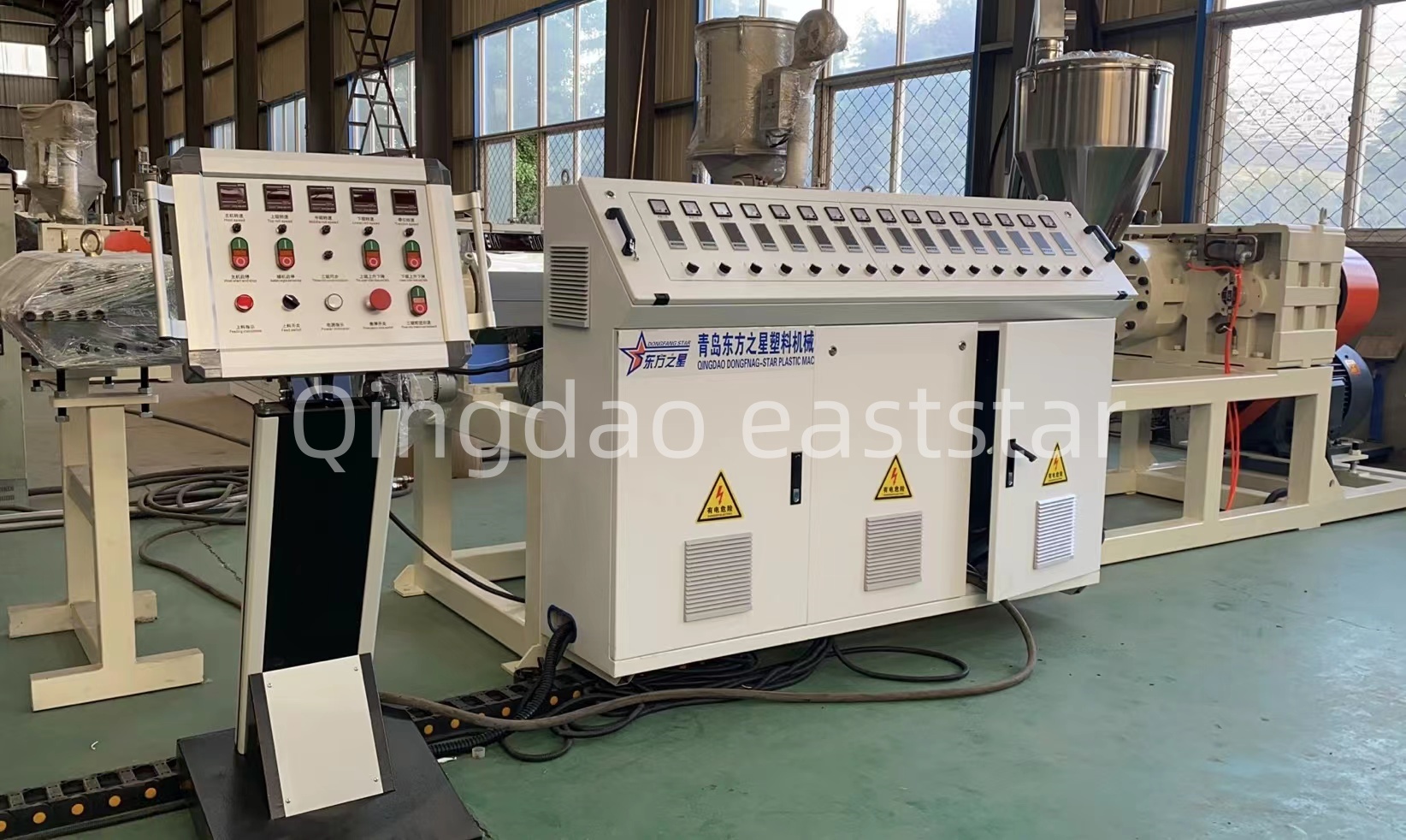 Como uma linha de produção profissional de placas de drenagem PE garante a qualidade dos sistemas de drenagem de edifícios?