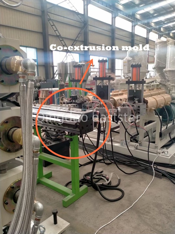 A linha de produção profissional de folhas de coextrusão multicamadas ABS permite a fabricação de materiais compósitos de alto desempenho