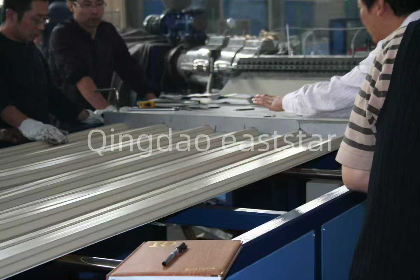 Linha de produção de chapa ondulada por coextrusão PC+ASA: uma solução de fabricação de material de construção de alta eficiência e resistente às intempéries