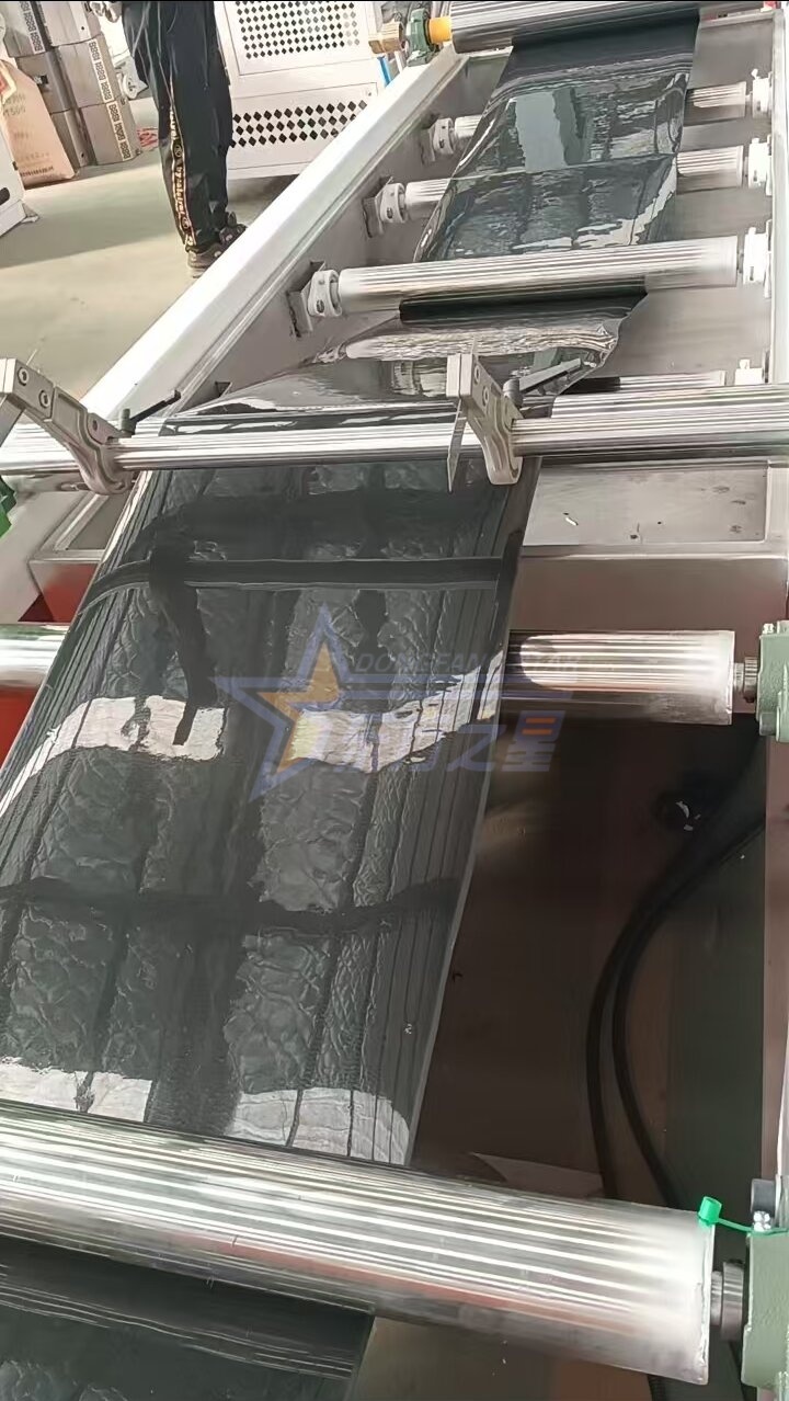 Cliente visita a fábrica EASTSTAR de Qingdao para teste no local da linha de produção de folhas de bandeja de mudas PP/PS