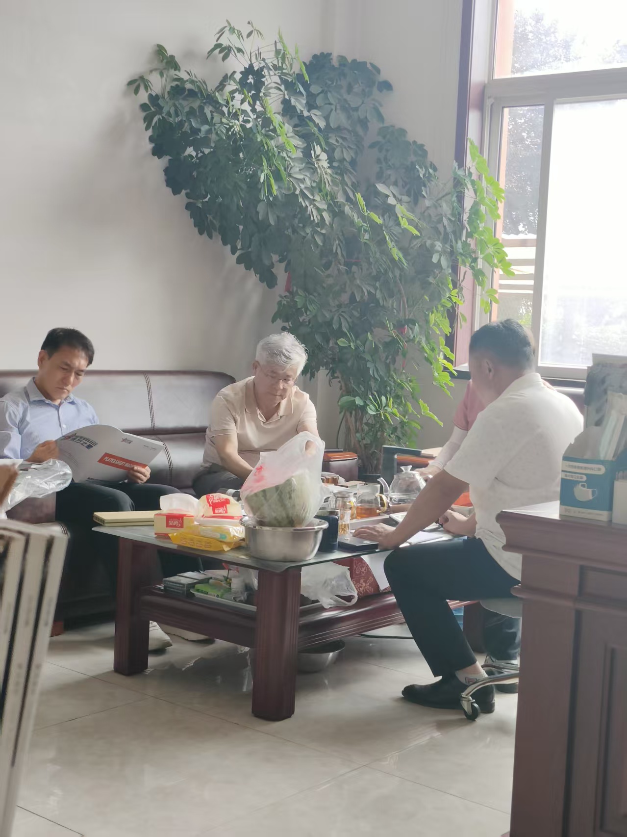 ​Aprofundando sua presença nos mercados internacionais, um cliente sul-coreano de longa data visitou mais uma vez nossa empresa para inspecionar nossos equipamentos de piso de PVC.